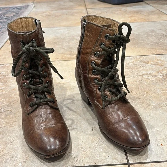 FRYE Zipper Up Soft Leather Bootie 2 inches Heels size 9 - Picture 1 of 14